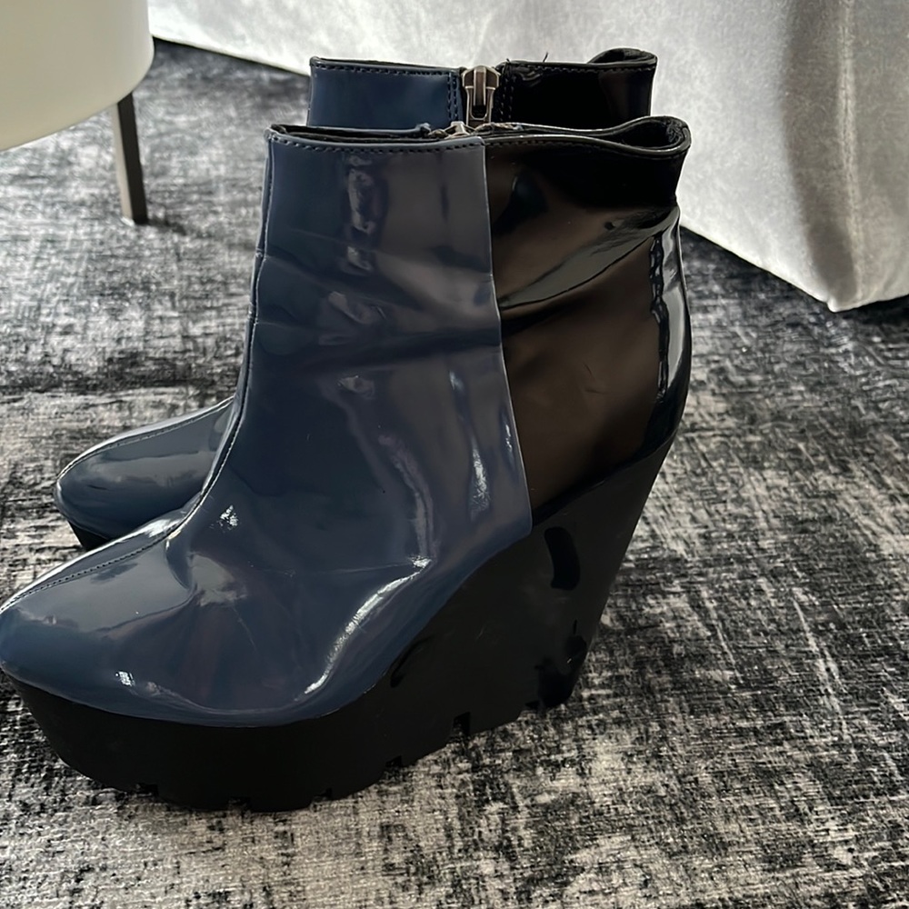 Chic two toned booties